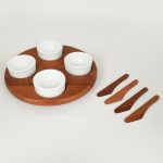 DIVERSOS, uma (1) tábua giratória para pastinhas confeccionada em madeira maciça, com recipientes em porcelana branca da marca SCHMIDT (Pomerode, SC; Mauá, SP; Campo Largo, PR, fundada em 1945, ainda em atividade, maior fábrica de porcelana da América Latina), medindo 26 cm diâmetro, acompanham 4 espátulas também em madeira, vide foto.