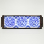 DIVERSOS, uma (1) bandeja confeccionada em madeira maciça com três azulejos, ornados em flores na tonalidade azul, medindo 38,5 x 12,5 cm, sinais de uso, vide foto.