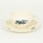 PORCELANA PORTUGUESA, uma (1) xícara de chá, ornamentação floral policromada, arremates com frisos prateados, marca VISTA ALEGRE (fundada em 1824, pelo negociante, lavrador, industrial e político, José Ferreira Pinto Basto, através de alvará concedido por D. João VI, tendo seu fundador associado a fábrica os seus 15 filhos, ficando a sociedade denominada Ferreira Pinto & Filhos; cinco anos mais tarde recebe o título real pelo reconhecimento de sua arte e sucesso, ficando conhecida como Real Fábrica da Vista Alegre, começou no fabrico de vidros enquanto se empenhava em esforços para a produção de porcelana, os primeiros ensaios conseguidos foram imperfeitos denominado loiça de pó de pedra, através de boas relações com a fábrica francesa de Sevres conseguiu as receitas para o fabrico de porcelana, somente em 1832, por sorte, é encontrado um jazigo de caulim situado em Aveiro, próximo a Ílhavo, a partir desta data o fabrico de porcelana foi se aperfeiçoando em Portugal, 1851 expôs com sucesso no Palácio de Cristal em Londres; 1852 D. Fernando II visita a fábrica e encomenda uma baixela completa; 1867 recebeu sua primeira premiação na Exposição Universal de Paris; 1880 interrompe a produção de vidros para se dedicar exclusivamente a porcelana; 1964 inauguração do Museu Histórico da Vista Alegre; ainda em funcionamento), ideal para coleção de cristaleira, vide foto.