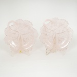 VIDRO, par (2) covilhetes moldados em folhas, tonalidade rosa, translúcidos, medindo 19,5 x 18 cm, sinais de uso, vide foto.