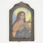 ARTE SACRA, uma (1) lito colorida com imaginária de Santa Terezinha, moldura relevada em flores e policromada, envidraçada, vide foto.
