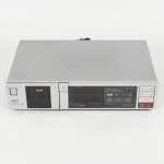 ELETRÔNICO, um (1) aparelho cassete, marca AKAI (Akai Electric Company Ltd., fundada em 1929, por Masukichi Akai e seu filho Saburo Akai, seus produtos alcançaram notoriedade no Brasil nas décadas 70/80), modelo HX-R44, usado, não testado e sem garantia, vide foto.