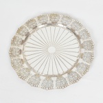 METAL PRATEADO, uma (1) fruteira baixa circular, borda plissada e vazada em elementos vegetalistas, além de recortada, parte central raiada, marca RÉGIA  IMPERIAL FDP, medindo 34 cm diâmetro, sinais de uso, vide foto.