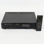 ELETRÔNICO, um (1) aparelho video cassete, com 4 cabeças, marca AIWA (fundada em 1951 como Denki Sangyo Aiko Co. Ltd.; em 1959 virou AIWA Co. Ldt.; em 1969 a SONY comprou a participação majoritária; nos anos 90 ficou conhecida no Brasil com seus Micro System; em 2003 a SONY comprou a totalidade da empresa), modelo BR5000, acompanha controle remoto, usado, não testado e sem garantia, vide foto.