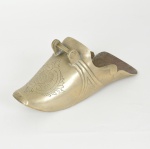 TRALHA PARA MONTARIA, uma (1) antiga sapata, confeccionada em bronze, ornamentação burilada em volutas e elementos vegetalistas, medindo 29 cm comprimento, (o termo tralhas para montaria é usado em vários rincões pelo Brasil afora, principalmente pelos colecionadores de apetrechos para montaria, não se trata de uma palavra desmerecedora do objeto, muito pelo contrário é uma tradição de linguajar que para muitos colecionadores é motivo de orgulho).