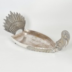 METAL PRATEADO, uma (1) travessa para assado em três partes, as extremidades representando um peru, medindo 67,5 cm comprimento, pés traseiros no formato de pata, sem marca de manufatura aparente, sinais de uso, vide foto.