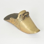 TRALHA PARA MONTARIA, uma (1) antiga sapata, confeccionada em bronze, medindo 31 cm comprimento, (o termo tralhas para montaria é usado em vários rincões pelo Brasil afora, principalmente pelos colecionadores de apetrechos para montaria, não se trata de uma palavra desmerecedora do objeto, muito pelo contrário é uma tradição de linguajar que para muitos colecionadores é motivo de orgulho).