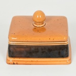 FAIANÇA, uma (1) manteigueira com tampa, tonalidades marrom e amarelo, marca GALLO  PROVENCE (usada pela Villeroy & Boch), medindo 16 x 13 x 12 cm, sinais de uso, vide foto.