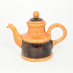 FAIANÇA, um (1) bule, tonalidades marrom e amarelo, marca GALLO  PROVENCE (usada pela Villeroy & Boch), medindo 21 cm altura, sinais de uso, vide foto.