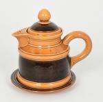 FAIANÇA, dois (2) itens, tonalidades marrom e amarelo, marca GALLO  PROVENCE (usada pela Villeroy & Boch), sendo: 1 cremeira com tampa, quebrada na borda, medindo 16 cm altura; 1 pratinho, medindo 15 cm diâmetro, ambos com sinais de uso, vide foto.