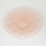 VIDRO, uma (1) fruteira baixa na tonalidade rosa, translúcida, detalhes acetinados, modelagem floral, borda recortada, medindo 29 cm diâmetro, sinais de uso, vide foto.