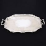METAL PRATEADO, uma (1) imponente bandeja octogonal, padrão Art Nouveau, ornada com frisos e laçarotes, alças na mesma padronização, marca FRACALANZA (tradição desde 1884), medindo 50 x 34,5 cm mais as alças, sinais de uso, vide foto.