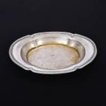 METAL PRATEADO, uma (1) antiga fruteira oval, borda relevada em serrilhado, perolada e com guirlanda de tulipas, confecção artesanal, sem marca de manufatura aparente, sem marca de manufatura aparente, pequenos defeitos, medindo 33 x 20,5 x 4 cm, sinais de uso, vide foto.