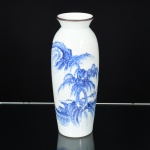 PORCELANA, um (1) vaso floreiro com ornamentação pintada a mão na técnica blue and white, representando paisagem lacustre com edificações, montanhas, salgueiros, pássaros, etc., medindo 29,5 cm altura, selo parcialmente legível da loja de móveis onde o objeto foi adquirido, vide foto.