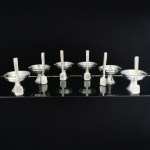 AÇO INOX, conjunto para sobremesa com doze (12) itens: 6 taças de pé alto, medindo 11 cm diâmetro e 7 cm altura, lisas, base cônica, acompanham 6 colheres com ornamentação do cabo geometrizada, marcadas ART-PRATA INOX, medindo 14 cm comprimento, todos os itens com sinais de uso, vide foto.