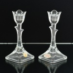 CRISTAL, par (2) castiçais, incolores e translúcidos, moldados no formato de tulipa, selo da marca CC (Cristal Clear  Made in USA), medindo 20 cm altura, sinais de uso, vide foto.