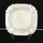 METAL PRATEADO, uma (1) fruteira quadrangular com borda plissada, marca WOLFF (tradição desde 1894), medindo 22 x 22 x 4,5 cm, sinais de uso, vide foto.