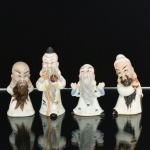ESCULTURAS, quatro (4) figurativas policromadas, representando em posições variadas o Deus FUKUROKUJU, segundo o Xintoísmo, Mitologia e Folclore Japonês, Deus da longevidade e sabedoria, representado por uma longa barba branca trazendo na mão um cetro ou bastão (saku) sagrado onde esta pendurado um pergaminho (makimono) contendo as escritas da sabedoria mundial, considerado Deus da ecologia, as vezes acompanhado por um veado, tartaruga ou uma garça tipo grou (tsuru), outras vezes de um pêssego, ter sua estatueta traz popularidade e garante longevidade, integrante do Shichi Fukujin (os 7 Deuses da Boa Sorte, Fortuna e Felicidade), três quebradas e coladas, somente uma íntegra, medindo a maior 10 cm altura, vide foto.
