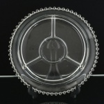 VIDRO, uma (1) petisqueira com divisória, borda perolada, incolor e translúcida, medindo 26 cm diâmetro, possivelmente Fenton Glass Norte Americana, sinais de uso, vide foto.