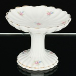 PORCELANA PORTUGUESA, uma (1) fruteira miniatura de pé alto, ornamentação floral policromada, modelagem canelada, arremates a ouro, marca S. P. COIMBRA, Portugal, medindo 9,5 cm diâmetro e 7,5 cm altura, vide foto.