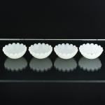 LUMINÁRIA, quatro (4) bobeches para montagem de lustres, confeccionadas em vidro opalinado, tonalidade branca e leitosa, dito milk glass, moldadas em caneluras espiraladas, medindo 8,5 cm diâmetro e 3 cm altura, vide foto.