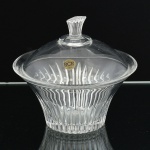 CRISTAL ITALIANO, uma (1) bomboniere com tampa, incolor e translúcida, moldada em sulcos, pega da tampa canelada, selo da RCR (Royal Crystal Rock), medindo 18 cm diâmetro e 16 cm altura, vide foto.