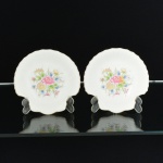 PORCELANA, par (2) petisqueiras, modeladas no formato de concha bivalve, ornamentação floral policromada, arremates com frisos a ouro, marca LAUDEL (marca japonesa das décadas de 40/60), medindo 13,5 cm diâmetro, vide foto.