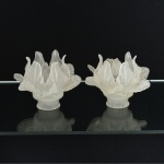 LUMINÁRIA, par (2) bobeches para montagem, confeccionadas em vidro, moldadas em flor e caneluras com detalhes acetinados, medindo 16,5 cm diâmetro e 12,5 cm altura, uma com pontinha quebrada, vide foto.