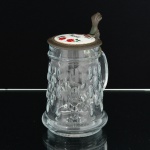 VIDRO, um (1) tankard, grosso, incolor e translúcido, modelado em esferas ovaladas, tampa em pewter com detalhes em rosas, marcado na parte interna da tampa, medindo 15 cm altura, ideal para coleção de bar, sinais de uso, vide foto.