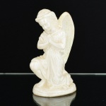 ESCULTURA, uma (1) representando anjo, possivelmente cerâmica ou estuque, com patina branca e perolizada, apliques em glitter, medindo 15 cm altura, vide foto.