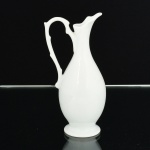 PORCELANA, uma (1) miniatura de gomil, tonalidade branca, sem marca de manufatura aparente, medindo 14 cm altura, vide foto.