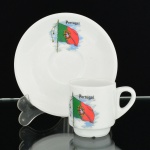 LOUÇA, uma (1) xícara para café, branca, ornada com bandeira Portuguesa, sem marca de manufatura aparente, ideal para coleção de cristaleira, vide foto.