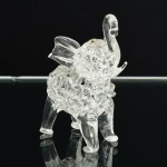 ESCULTURA, uma (1) representando elefante, confeccionada em vidro, soprado, vazado, incolor e translúcido, executado na técnica dos Grandes Mestres Vidreiros de Murano, medindo 7 cm, vide foto.