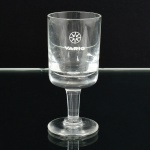 VIDRO, uma (1) taça de pé alto para licor, incolor e translúcida, com propaganda da VARIG (Viação Aérea Rio-Grandense, fundada em 1927 pelo alemão Otto Ernest Meyer, encerrou as atividades em 2006), base em bolacha, marca REYNOSO (Cristaleria Luzitana S/A, fundada em 1966 na cidade de São Paulo, estabelecida na Avenida Celso Garcia 1601, Brás, SP), medindo 8 cm altura, vide foto.