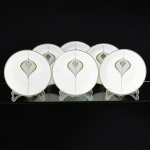 PORCELANA, seis (6) pratos fundos, ornamentação feita sob encomenda e com exclusividade, pela própria fábrica, seguindo modelo desenhado pela mãe da proprietária que o adquiriu, representando uma gota estilizada policromada com arremates em prata, linha MEDAILLON, manufatura RENNER (Porto Alegre, RS, fundada em 1942; em 1998 foi vendida para a Vista Alegre de Portugal; em 1999 mudou a razão social para Vista Alegre do Brasil), medindo 21,5 cm diâmetro, vide foto.