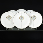 PORCELANA, seis (6) pratos rasos, ornamentação feita sob encomenda e com exclusividade, pela própria fábrica, seguindo modelo desenhado pela mãe da proprietária que o adquiriu, representando uma gota estilizada policromada com arremates em prata, linha MEDAILLON, manufatura RENNER (Porto Alegre, RS, fundada em 1942; em 1998 foi vendida para a Vista Alegre de Portugal; em 1999 mudou a razão social para Vista Alegre do Brasil), medindo 25 cm diâmetro, vide foto.