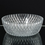 CRISTAL, uma (1) saladeira tipo bowl, incolor e translúcida, modelagem geometrizada, medindo 21,5 cm diâmetro e 7,5 cm altura, vide foto.