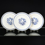 FAIANÇA, três (3) pratos com ornamentação vegetalista na tonalidade azul, sobre fundo branco, marca OXFORD (fundada em 1953 em São Bento do Sul, SC, quando um grupo de empresários liderado por Otair Becker comprou de Francisco Loersch a Cerâmica Santa Terezinha, em 1980 participou da Feira Internacional de Berlim na Alemanha, ainda em atividade é a maior produtora de cerâmica da América Latina), medindo 23 cm diâmetro, vide foto.