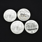 PORCELANA ALEMÃ, quatro (4) pratinhos decorativos com paisagens de Travemunde Passat; Lubectsolftentor (2); Burg Hohenzollern, todos da marca DP Porzella, medindo 9,5 cm diâmetro, vide foto.
