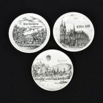 PORCELANA ALEMÃ, três (3) pratinhos decorativos com paisagens: Bacharach, marca Gegr 1849 Uhlenhorst; Colln Dom, marca Tok Kunst-Palette Regnitzlosau; Bad Durkheim, sem marca, medindo 9,5 cm diâmetro, vide foto.