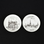 PORCELANA ALEMÃ, dois (2) pratinhos decorativos com paisagens de Dortmund, marca Royal Porzellan Bavaria KPM, medindo 9,5 cm diâmetro, vide foto.