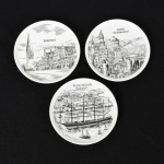 PORCELANA ALEMÃ, três (3) pratinhos decorativos com paisagens de Travemunde Passat; Luneburg; Schlob Reufchwanftein, todos da marca DP Porzella, medindo 9,5 cm diâmetro, vide foto.
