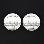 PORCELANA ALEMÃ, dois (2) pratinhos decorativos com paisagens de Duffeldorff, marca Alte Stadtebilder, medindo 9,5 cm diâmetro, vide foto.