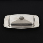 AÇO INOX, uma (1) manteigueira com tampa, marca FRACALANZA (tradição desde 1884) medindo 21,5 x 12 cm, sinais de uso, vide foto.