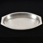 AÇO INOX, uma (1) assadeira oval, marca TAURUS, medindo 45 x 25 x 5 cm, sinais de uso, vide foto.