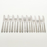 FAQUEIRO, dezenove (19) talheres, confeccionados em aço, modelo com ornamentação relevada em flores e volutas, dois fabricantes distintos: 4 garfos e 6 facas de serviço, 3 garfos de sobremesa, marca IMPERIAL, origem KOREA; 2 garfos e 4 facas de serviço, origem made in CHINA, todos com sinais de uso, vide foto.