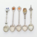 SOUVENIRES, cinco (5) colheres de países distintos, confeccionadas em metal prateado, algumas com apliques, ideais para coleção de lembranças, vide foto.