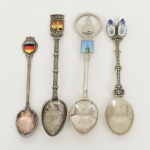 SOUVENIRES, quatro (4) colheres de países distintos, confeccionadas em metal prateado, algumas com apliques, ideais para coleção de lembranças, vide foto.