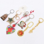 SOUVENIRES, seis (6) chaveiros de lugares variados, confeccionados em materiais diversos, ideais para coleção de lembranças, vide foto.