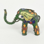 ESCULTURA, uma (1) animalista representando elefante, esmaltação colorida em cloisonné sobre metal, medindo 6 cm comprimento, vide foto.